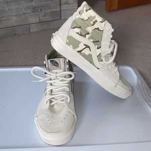 Size 7.5 men’s Vans Cordura Sk8-Hi (White Asparagus/Camo)
